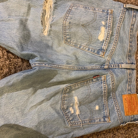 Distressed Levi’s with booty slit - Picture 2 of 3